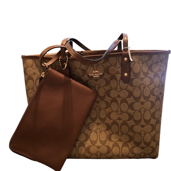 Coach Reversible Signature Saddle Tote Bag With Detachable Pouch. ON HOLD - Picture 4 of 16